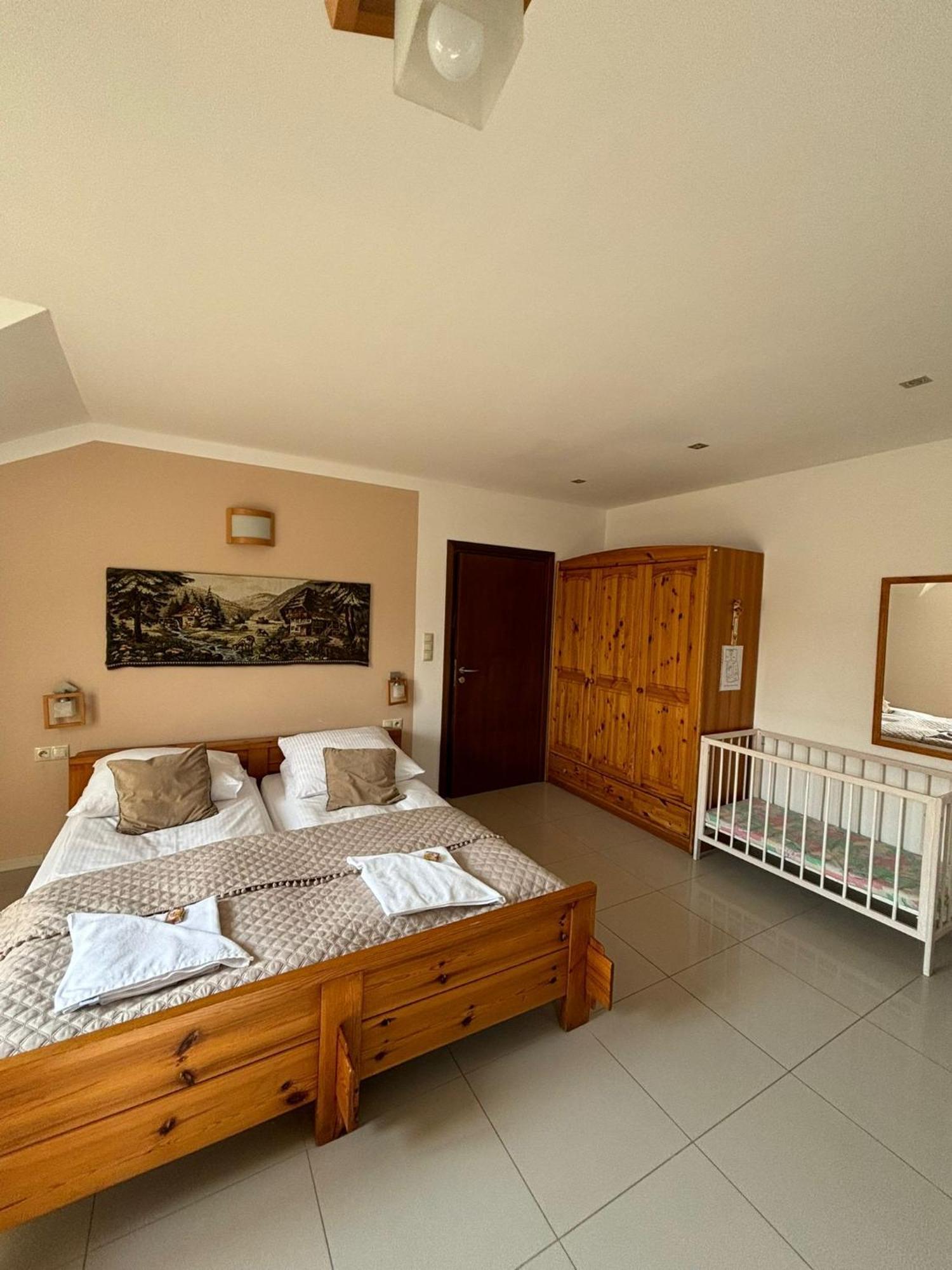 シュチルク Jasminowe Ogrody Bed & Breakfast エクステリア 写真