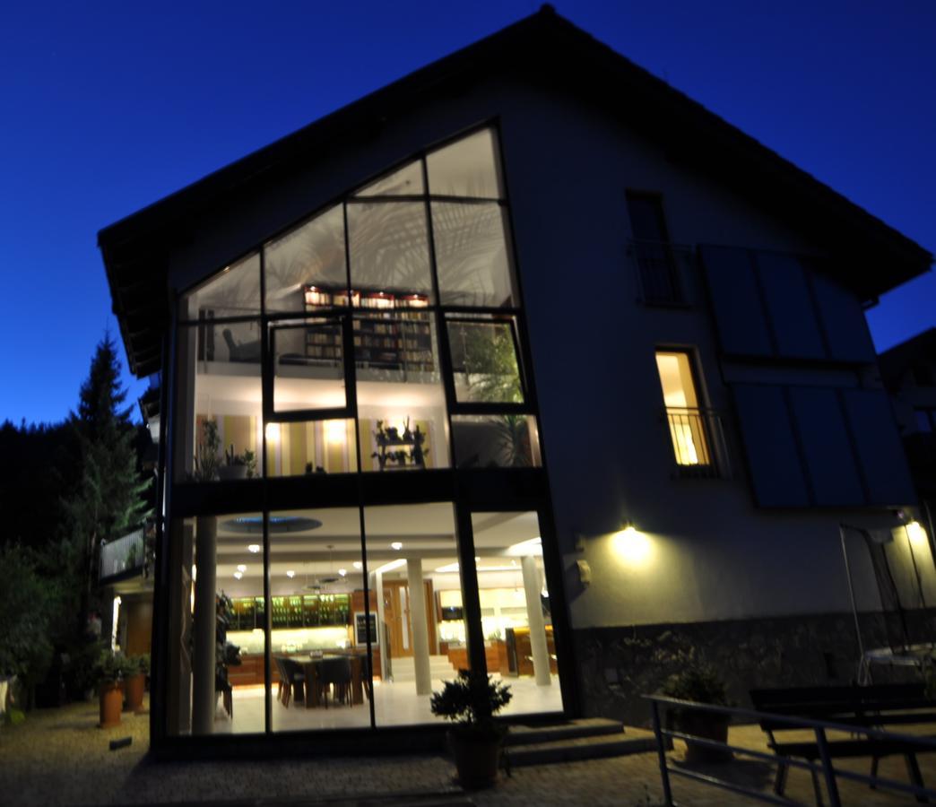 シュチルク Jasminowe Ogrody Bed & Breakfast エクステリア 写真